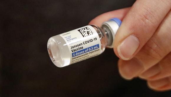 Coronavirus: Según la Agencia Europea de Medicamentos (EMA), se notificaron “cuatro casos graves” -uno mortal- de coágulos sanguíneos inusuales en personas que se vacunaron con Johnson&Johnson, basada en una tecnología similar a la de AstraZeneca. (KAMIL KRZACZYNSKI / AFP).