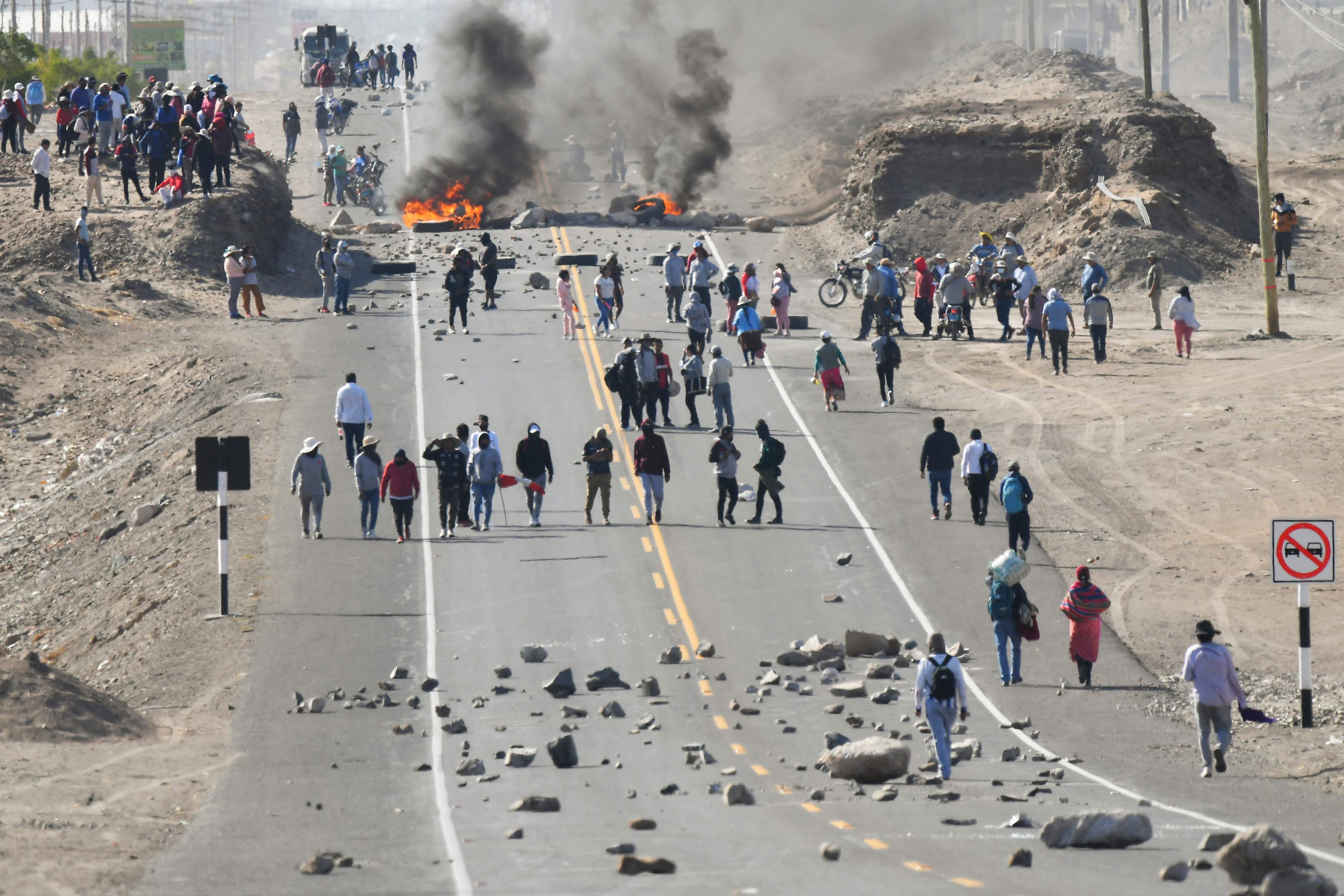 Manifestantes paralizaron el tránsito de la carretera Panamericana Sur en diversos puntos de La Joya, Arequipa.