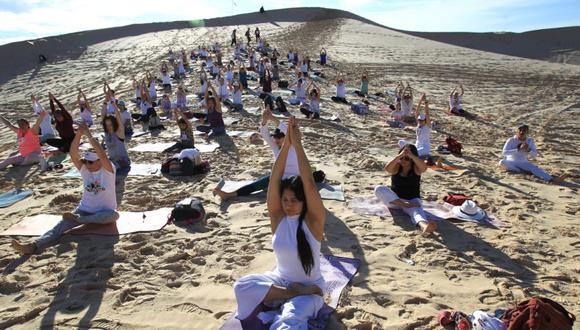 Personas practican yoga en las dunas de Samalayuca en Ciudad Juárez, estado de Chihuahua (México). (Foto: EFE/Luis Torres).