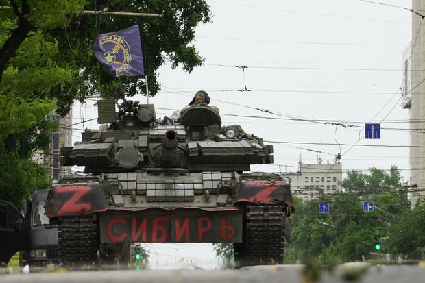 Los miembros del grupo Wagner se desplazan en un tanque en una calle de la ciudad de Rostov on Don, el 24 de junio de 2023. (Foto de STRINGER / AFP).