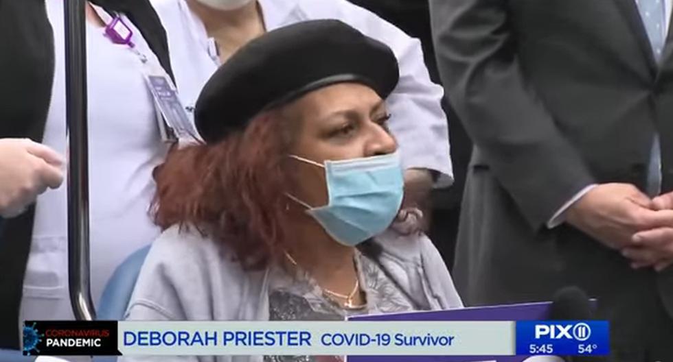 La mujer, que también tenía entre sus manos un cartel que decía el número 750, dijo estar ansiosa de volver a casa tras superar el coronavirus. (Captura de video - YouTube).
