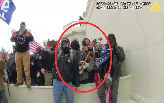 En esta imagen tomada por la cámara corporal de un policía se ve a Peter Schwartz en el círculo rojo cuando usa un recipiente de aerosol pimienta contra policías el 6 de enero de 2021. (Departamento de Justicia vía AP)(Uncredited / Associated Press).