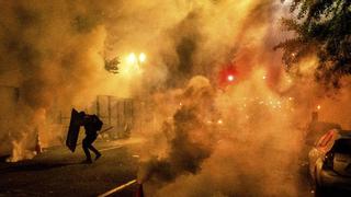Portland vive otra noche de tensión con enfrentamientos entre manifestantes y policías | FOTOS