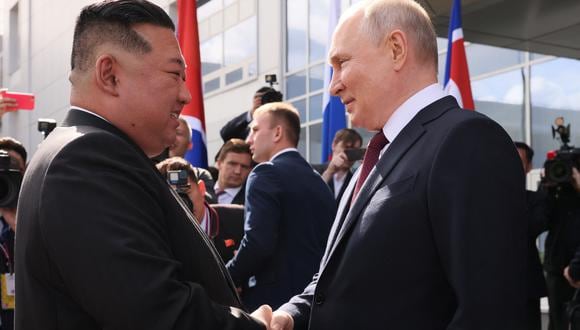 El presidente de Rusia, Vladimir Putin (derecha), le da la mano al líder de Corea del Norte, Kim Jong Un (izquierda). (Foto de Mikhail METZEL / PISCINA / AFP)