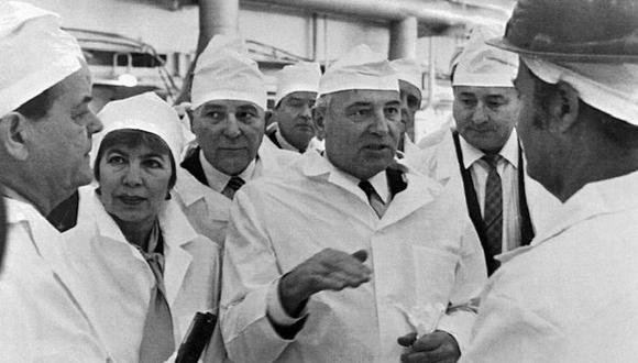 El ex presidente soviético Mijaíl Gorbachov (dcha) y su esposa Raisa Gorbacheva (segunda a la izda) visitaron la planta nuclear en febrero de 1989, poco antes del desastre. Foto: Getty images, vía BBC Mundo