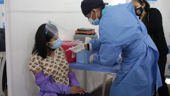 A la fecha, más de 20 mil peruanos han sido inmunizados con al menos una dosis de la vacuna contra el coronavirus | Foto: Britanie Arroyo / @photo.gec (Referencial)