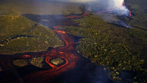 Imagen del folleto publicada por el Parque Nacional Galápagos que muestra una vista aérea de la lava que sale de una fisura del Volcán Wolf después de que entró en erupción por segunda vez en siete años el 7 de enero de 2022, en la Isla Isabela en las Islas Galápagos en el Océano Pacífico. (Foto PARQUE NACIONAL GALAPAGOS / AFP)