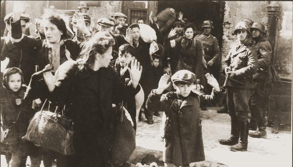 La icónica imagen del fin del sometimiento de los judíos del gueto de Varsovia fue tomada por los nazis. (CORTESÍA MEMORIAL DE YAD VASHEM).