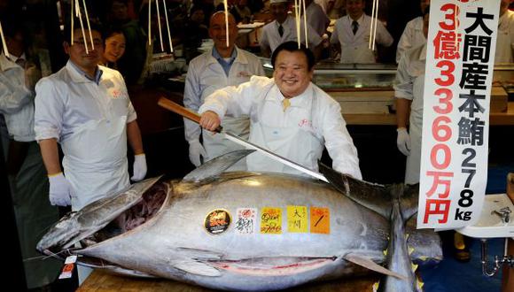 Kiyoshi Kiyomura, dueño de la popular cadena de restaurantes Sushi zanmai, posa mientras se prepara para cortar el ejemplar. (Foto: Reuters)