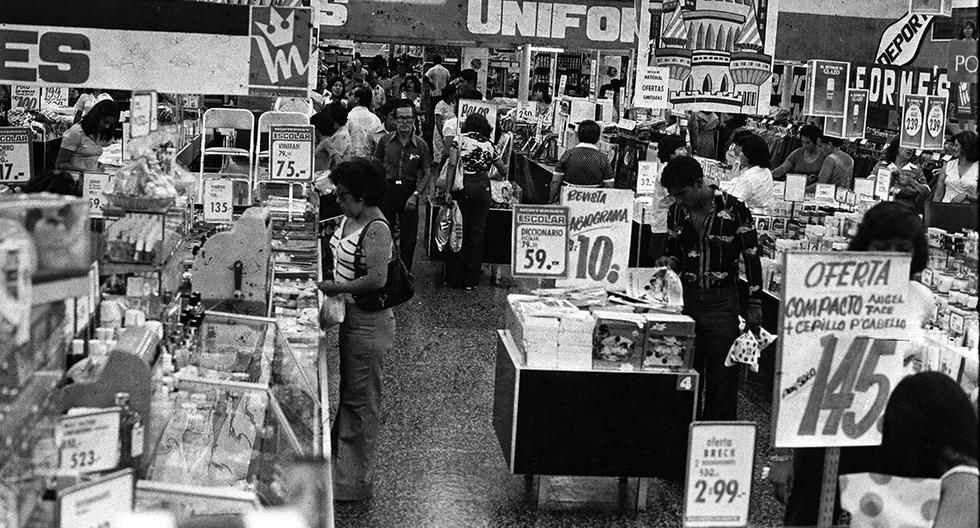 Lima, 27 de febrero de 1978. Una vista en el interior de un local de la recordada y espaciosa tienda Monterrey. El piso siempre estaba bien encerado y allí los niños y niñas se deslizaban y a veces se caían.  (Foto: GEC Archivo Histórico)