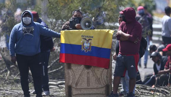 Manifestantes protestan en el sector de San Miguel del Común, en las afueras de la capital de Ecuador, el 13 de junio del 2022. (EFE/ José Jácome).
