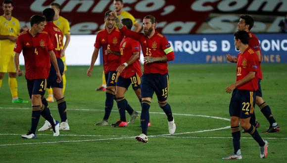 GRAF639. MADRID, 06/09/2020.- El capitán de la selección española, Sergio Ramos (c), celebra el primer gol conseguido ante Ucrania, durante el partido de la Liga de Naciones que disputan esta noche en el estadio Alfredo Di Stéfano, en Madrid. EFE/Emilio Naranjo