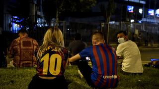 El dolor y lamento de los hinchas en los exteriores del Camp Nou por la salida de Messi | FOTOS