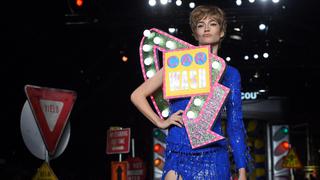 Moschino lleva las señales de tránsito a las pasarelas