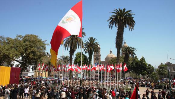 La organización de la Procesión de la Bandera está a cargo de las damas de la Benemérita Sociedad de Señoras de Auxilios Mutuos de Tacna. (Foto: Ernesto Suárez)