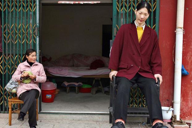 The previous record for the tallest living woman in the world was held by Chinese Yao Defen, who stood at an average height of 233.3 centimeters before her death in 2012. (Archive).