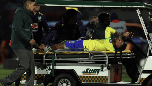 Brazil's forward Neymar leaves the field after an injury during the 2026 FIFA World Cup South American qualification football match between Uruguay and Brazil at the Centenario Stadium in Montevideo on October 17, 2023. (Photo by Pablo PORCIUNCULA / AFP)