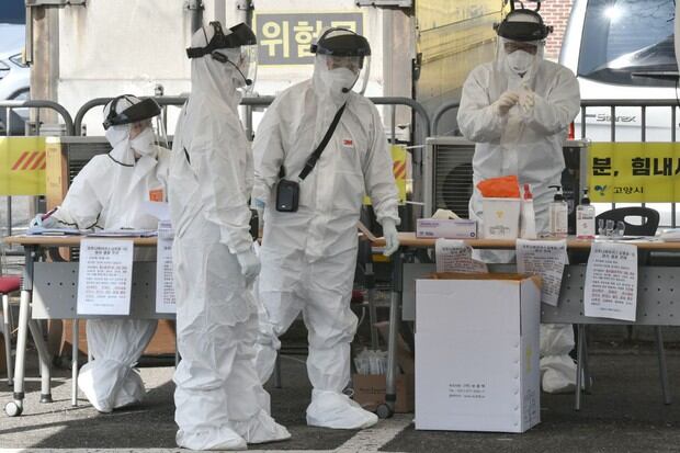 Personal médico usando equipos de protección para hacer una revisión a conductores con síntomas sospechosos del coronavirus COVID-19 en Goyang, al norte de Seúl (Foto: AFP)