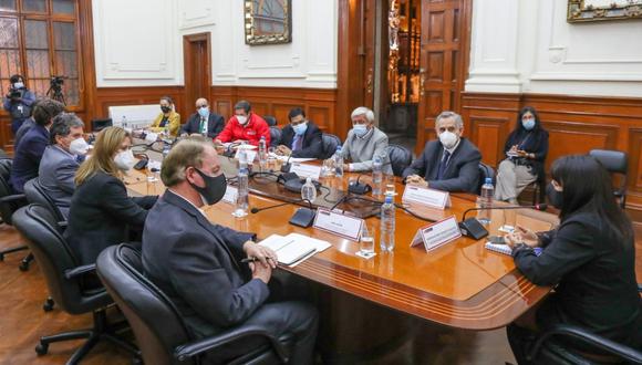 La cita se desarrolló en la Presidencia del Consejo de Ministros. Participaron ministros de los sectores involucrados y representantes de compañías mineras. (Foto: PCM)