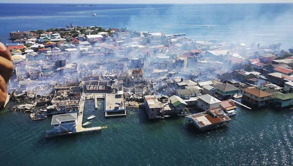 Vista aérea de la isla de Guanaja tras un incendio, en las turísticas Islas de la Bahía, Honduras. (Foto de Lester CARIAS / AFP)