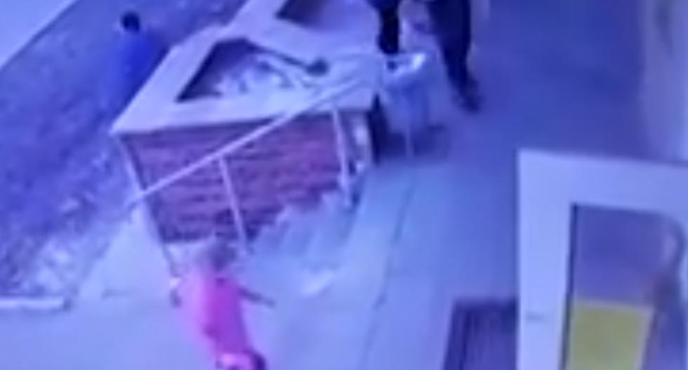 Gran indignación ha causado en Ucrania un video que captura el preciso momento en que un padre lanza por las escaleras a su hija de 6 años. (Foto: Captura | Facebook)