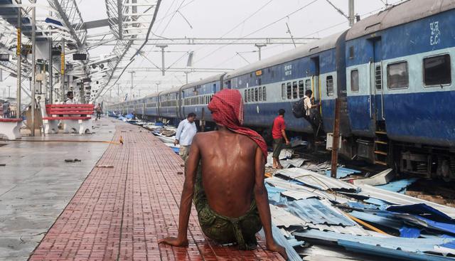 El ciclón Fani se debilitó hasta convertirse en una depresión a su entrada en Bangladesh este sábado después de dejar un gran rastro de destrucción en India. (Foto: AFP)