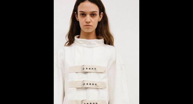 El desfile de Gucci fue muy llamativo desde el inicio. Se vio a varios modelos con vestimentas blancas y con chalecos de fuerza, similar a la que utilizan en los hospitales psiquiátricos. (Foto:AFP)