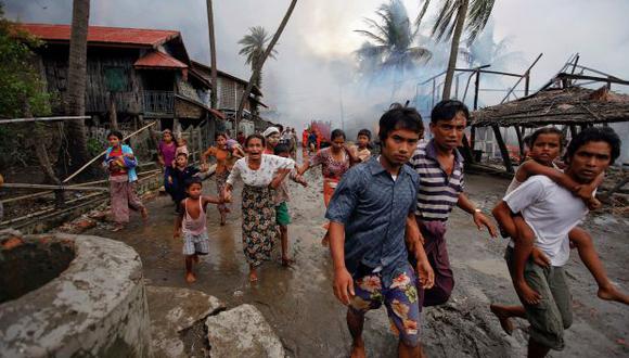 Los rohingyas huyen de un incendio que se estableció en una parte de Sittwe, durante los enfrentamientos del 10 de junio de 2012. (Fuente: Reuters)