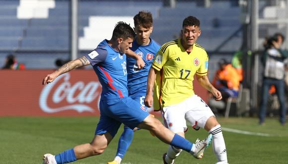 AMDEP2750. SAN JUAN (ARGENTINA), 31/05/2023.- Andrés Salazar (d) de Colombia disputa un balón con Samuel Kopásek de Eslovaquia hoy, en un partido de los octavos de final de la Copa Mundial de Fútbol sub-20 entre Colombia y Eslovaquia en el estadio Bicentenario en San Juan (Argentina). EFE/ Marcos Urisa
