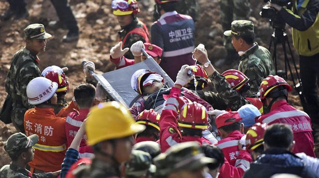 El día en fotos: Rescate en China, Moria Casán, Francia y más - 1