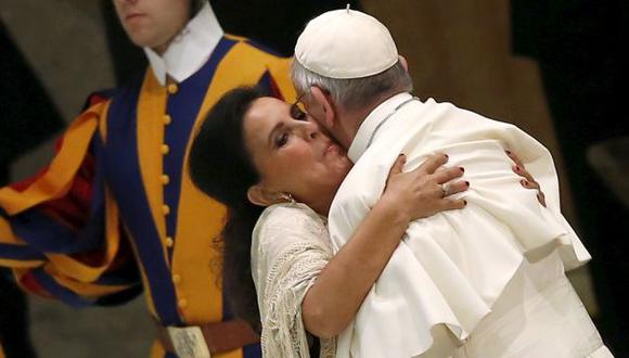 ¿Quién es la mujer que le dio este abrazo tan efusivo al Papa?