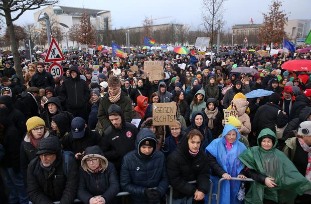 Miles de manifestantes protestan contra el partido de extrema derecha Alternativa para Alemania frente al edificio del Reichstag en Berlín. 