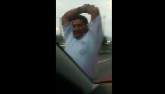 Taxista rompió espejo de auto por reclamo de conductora [VIDEO]