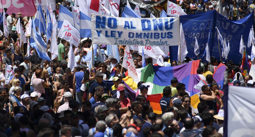 La gente participa en una manifestación en el Memorial de la Bandera Nacional durante una huelga nacional contra el gobierno de Javier Milei en Rosario, Argentina, el 24 de enero del 2024. (Foto de STRINGER / AFP)