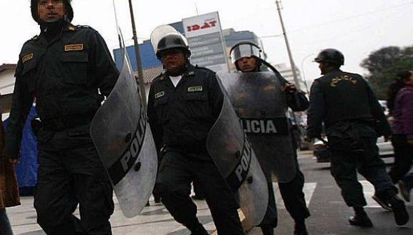 Piura: doce locales venden uniformes de policías sin control