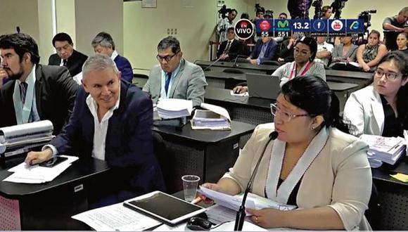 En diferentes momentos de la audiencia de ayer, Luis Castañeda fue captado sonriendo y haciendo gestos mientras la fiscal exponía el pedido de prisión. La jueza le llamó la atención. (Imagen: Captura de TV)