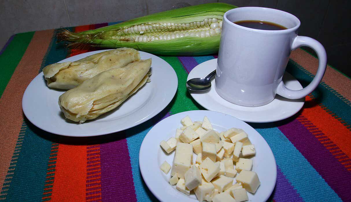 Los tamales son hechos con mote molido, cáscaras de pimiento y rocoto y queso fresco. (Foto: Antonio Melgarejo)