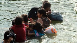 Cruda realidad: migrantes arriesgan sus vidas al cruzar el río Bravo en frontera entre México y EE. UU. | FOTOS