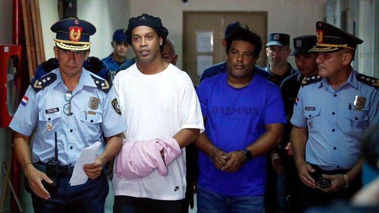 Ronaldinho recibió seis meses de prisión preventiva. El ex Barcelona pasa su peor momento a nivel personal. (Foto: AP)