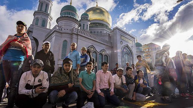 Musulmanes celebran en Moscú el fin del Ramadán [FOTOS] - 2
