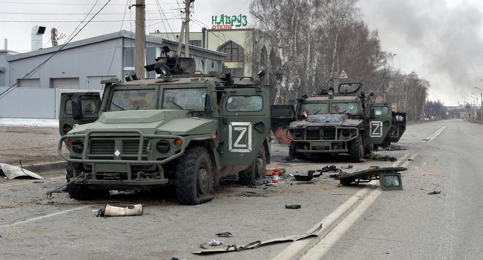 Esta imagen muestra los vehículos de infantería rusa GAZ Tigr destruidos como resultado de un combate en Kharkiv, ubicada a unos 50 km de la frontera entre Ucrania y Rusia. (Sergey BOBOK / AFP).
