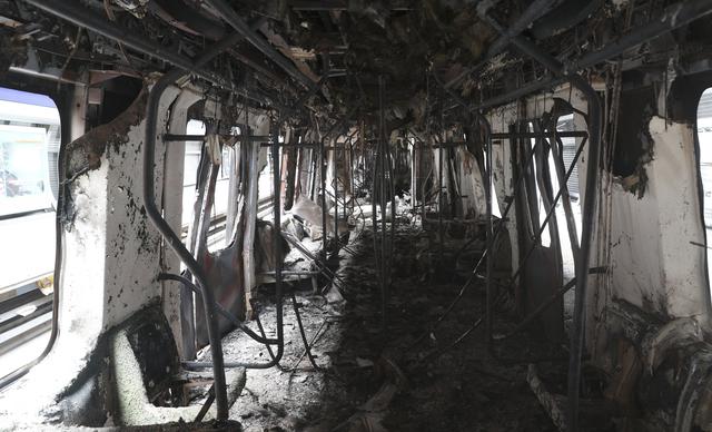 Un vagón del Metro quemado por los manifestantes en la estación de Elisa Correa en Santiago. (Foto AP / Esteban Felix).