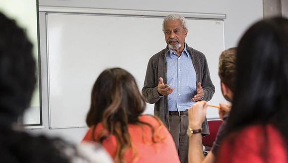 Abdulrazak Gurnah, ganador del Premio Nobel de Literatura 2021, enseñándole a sus estudiantes de la Universidad de Kent en 2016. Foto: Simon JARRATT / UNIVERSITY OF KENT / AFP.