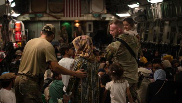 En esta imagen, cortesía del Departamento de Asuntos Públicos del Comando Central de Estados Unidos., los civiles afganos son evacuados por el ejército de EE.UU. en un lugar no revelado. (Foto: Brandon CRIBELAR / Asuntos Públicos del Comando Central de EE.UU. / AFP).