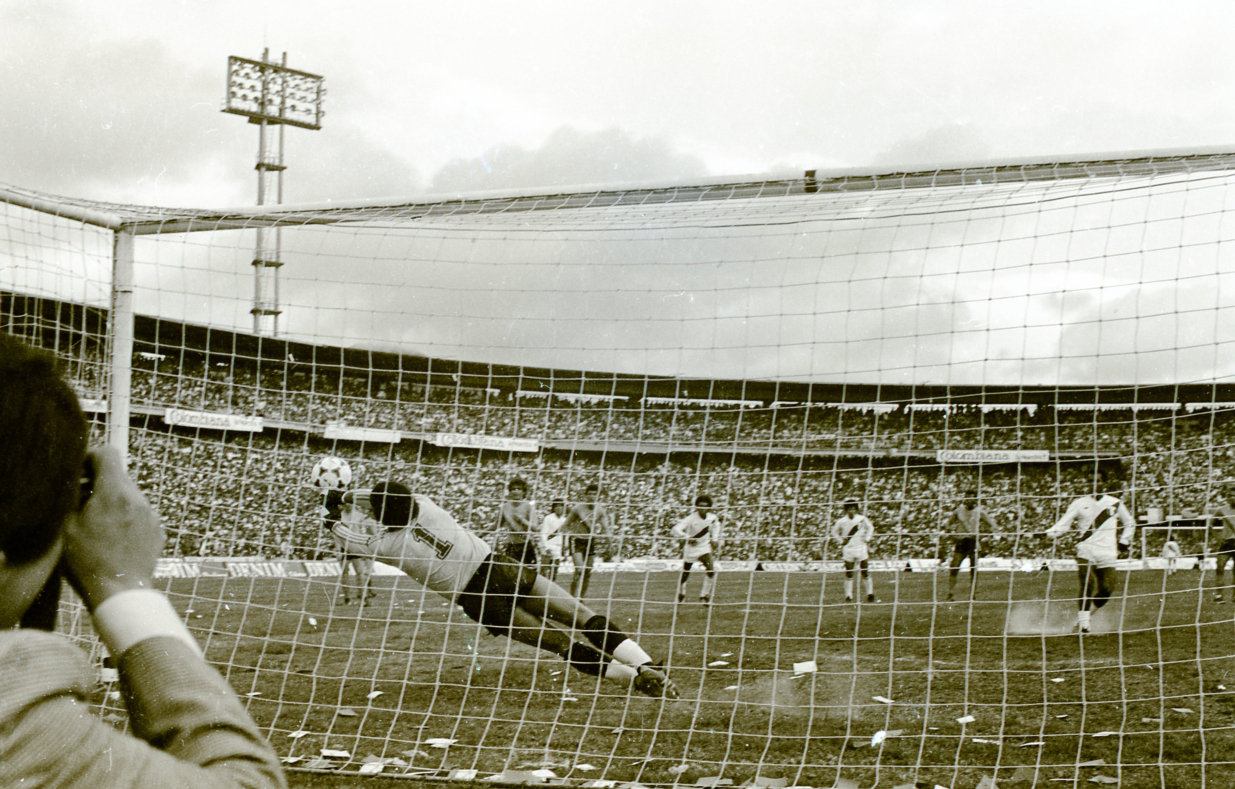 El 26 de julio de 1981, el 'Nene' Cubillas disputó su último partido de Eliminatorias. Fue en el Campín de Bogotá, donde Pedro Antonio Zape le atajó un penal. El duelo terminó 1-1. (Foto: PRENSMART).