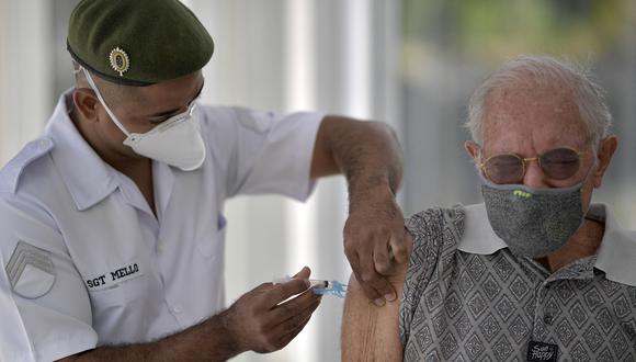 Según el Ministerio de Salud, hasta mediados de mayo el 90% de los brasileños con entre 70 y 79 años había recibido al menos la primera de las dos dosis de la vacuna. (Foto: Douglas MAGNO / AFP)