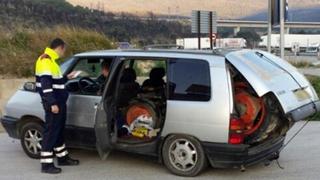 Conductor detenido por llevar un tractor en su Renault