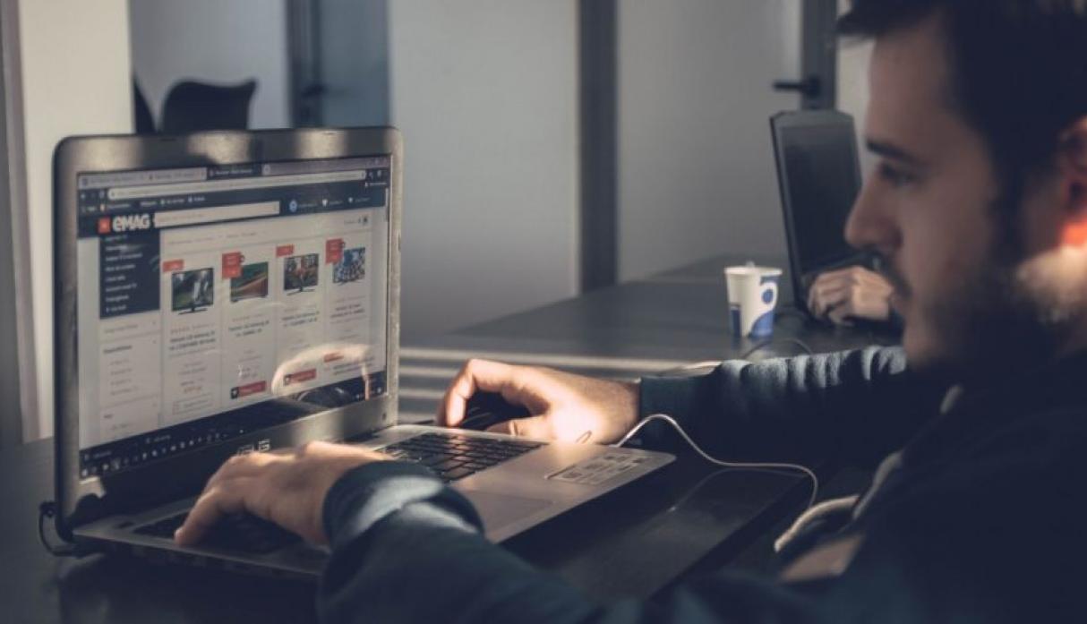 Se recomienda mantener una distancia de 50 centímetros entre los ojos y la pantalla del computador. (Foto: Free Images)