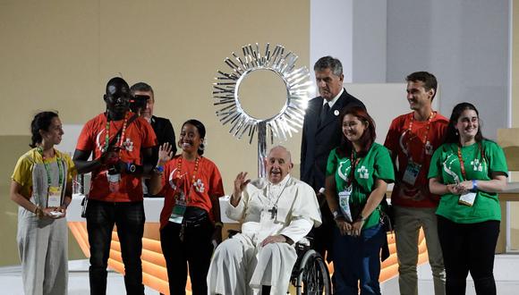 Jorge Bergoglio, de 86 años, realizó su aparición en “papamóvil” poco después de las 19H00 en esta vigilia con ambiente de macrofestival. (Photo by MIGUEL RIOPA / AFP)