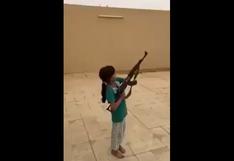 YouTube: Niña de 10 años con fusil casi mata a camarógrafo (VIDEO)